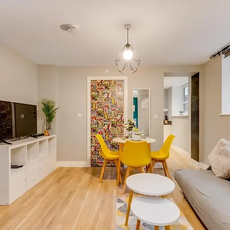 Modern Serviced Apartment Stevenage Town Centre Up To 4People Exterior photo