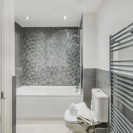 Modern Serviced Apartment Stevenage Town Centre Up To 4People Exterior photo