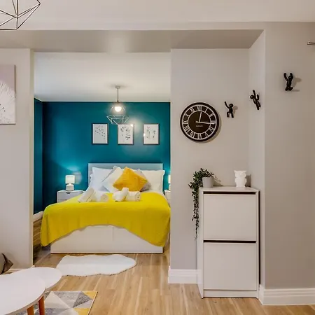 Modern Serviced Apartment Stevenage Town Centre Up To 4People Exterior photo