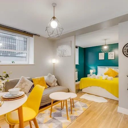 Modern Serviced Apartment Stevenage Town Centre Up To 4People Exterior photo